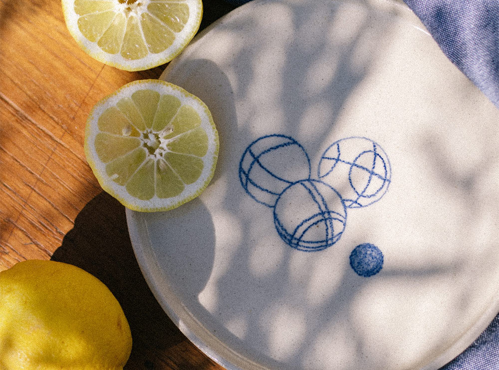 Original pétanque gift: a handmade plate inspired by the South